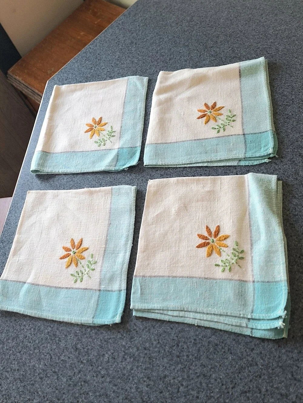 Vintage 30s-40s Embroidered Linen Daisy Tablecloth & Napkin Set